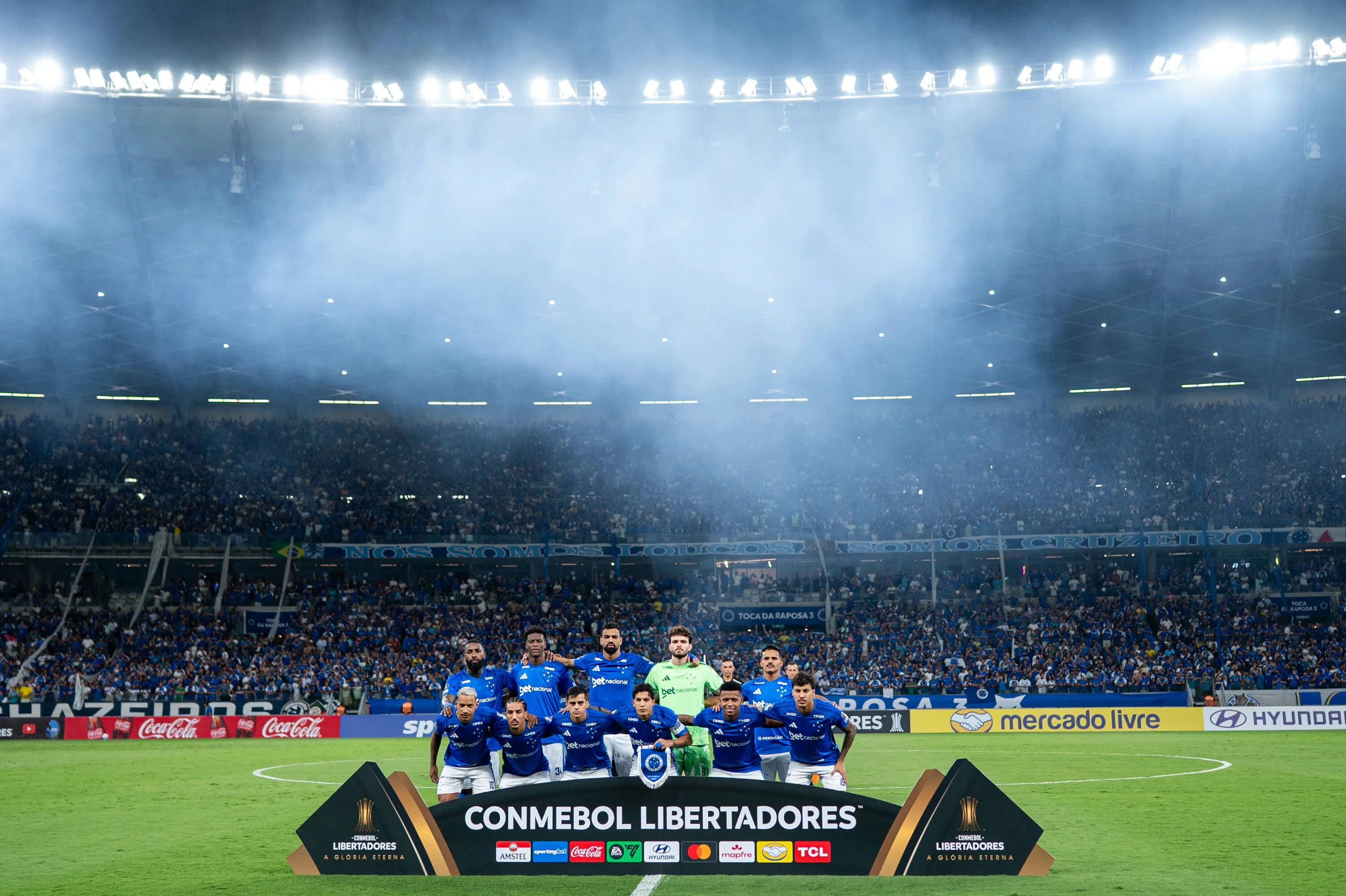 Jogadores do Cruzeiro posam para foto antes na partida contra Boca Juniors no estadio Mineirao pelo campeonato Copa Libertadores 2026. Foto: Alessandra Torres/AGIF