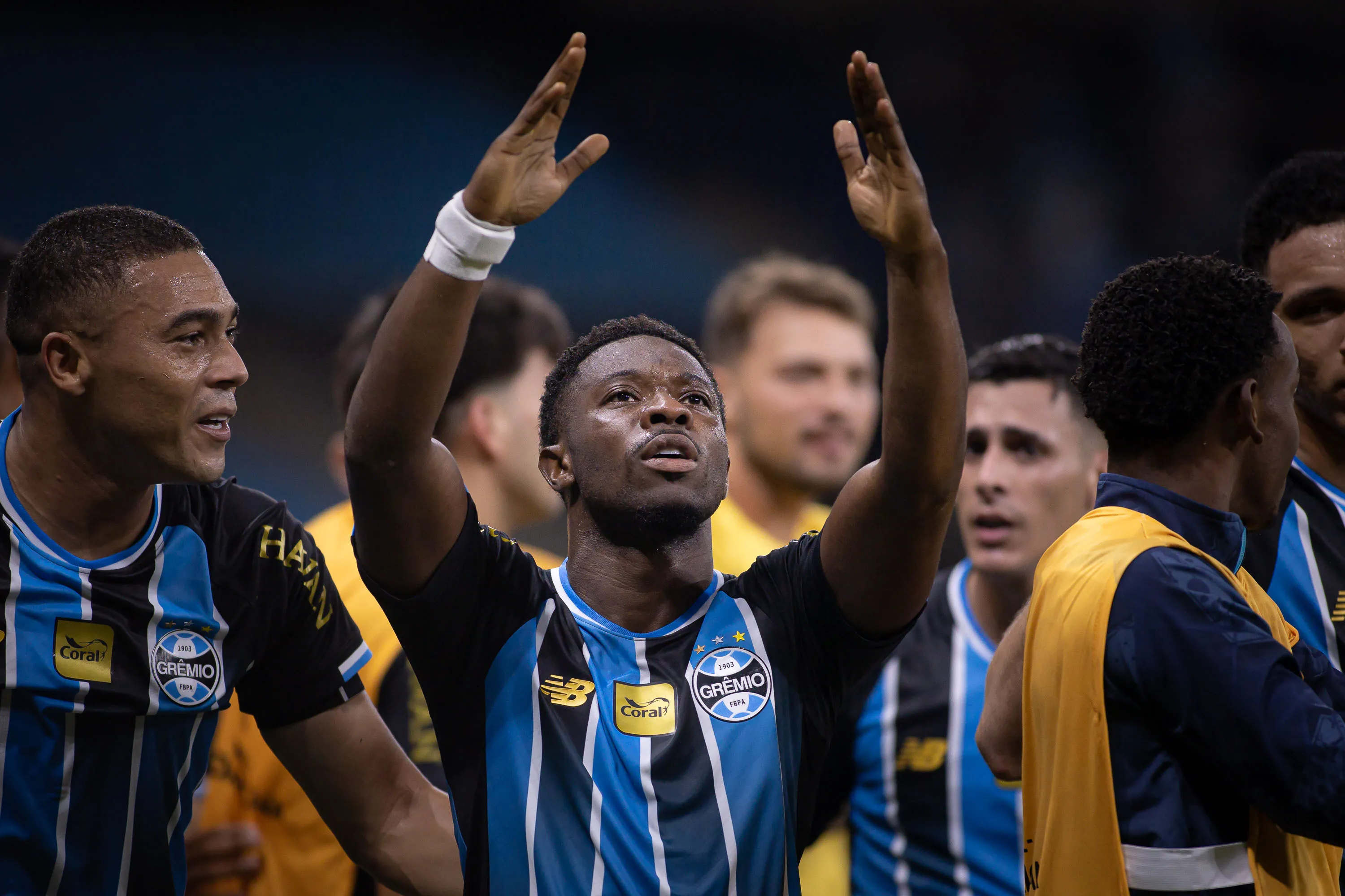 Francis Amuzu jogador do Gremio comemora seu gol durante partida contra o Deportivo Riestra no estadio Arena do Gremio pelo campeonato Copa Sul-Americana 2026. Foto: Maxi Franzoi/AGIF