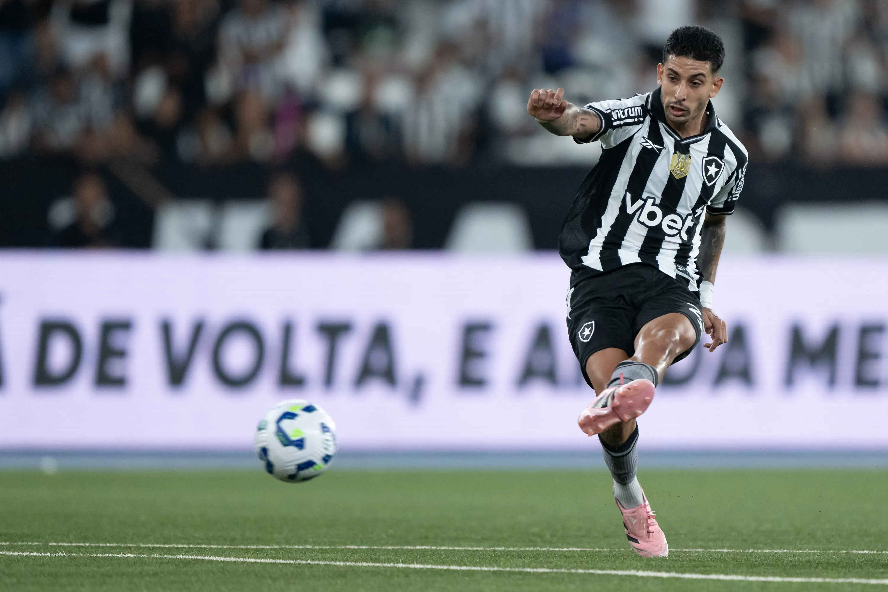 Santiago Rodriguez, jogador do Botafogo, durante partida contra o Vasco – Foto: Jorge Rodrigues/AGIF