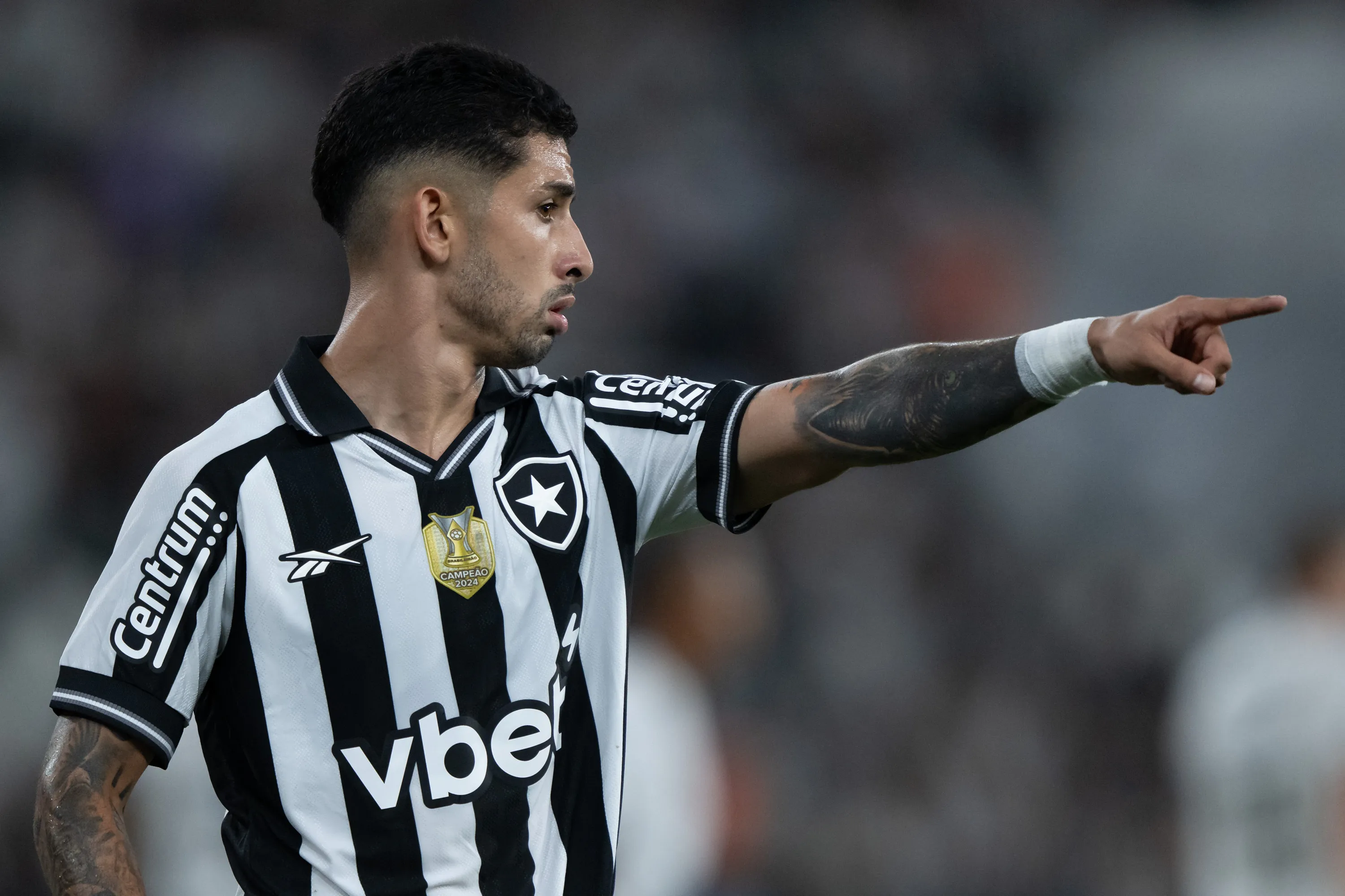 Santiago Rodriguez jogador do Botafogo durante partida contra o Vasco no estadio Engenhao pelo campeonato Brasileiro A 2025. Foto: Jorge Rodrigues/AGIF