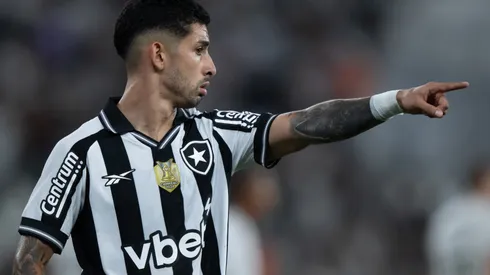 RJ – RIO DE JANEIRO – 05/11/2025 – BRASILEIRO A 2025, BOTAFOGO X VASCO – Santiago Rodriguez jogador do Botafogo durante partida contra o Vasco no estadio Engenhao pelo campeonato Brasileiro A 2025. Foto: Jorge Rodrigues/AGIF