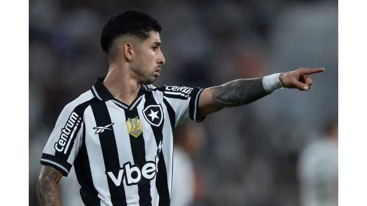 RJ - RIO DE JANEIRO - 05/11/2025 - BRASILEIRO A 2025, BOTAFOGO X VASCO - Santiago Rodriguez jogador do Botafogo durante partida contra o Vasco no estadio Engenhao pelo campeonato Brasileiro A 2025. Foto: Jorge Rodrigues/AGIF