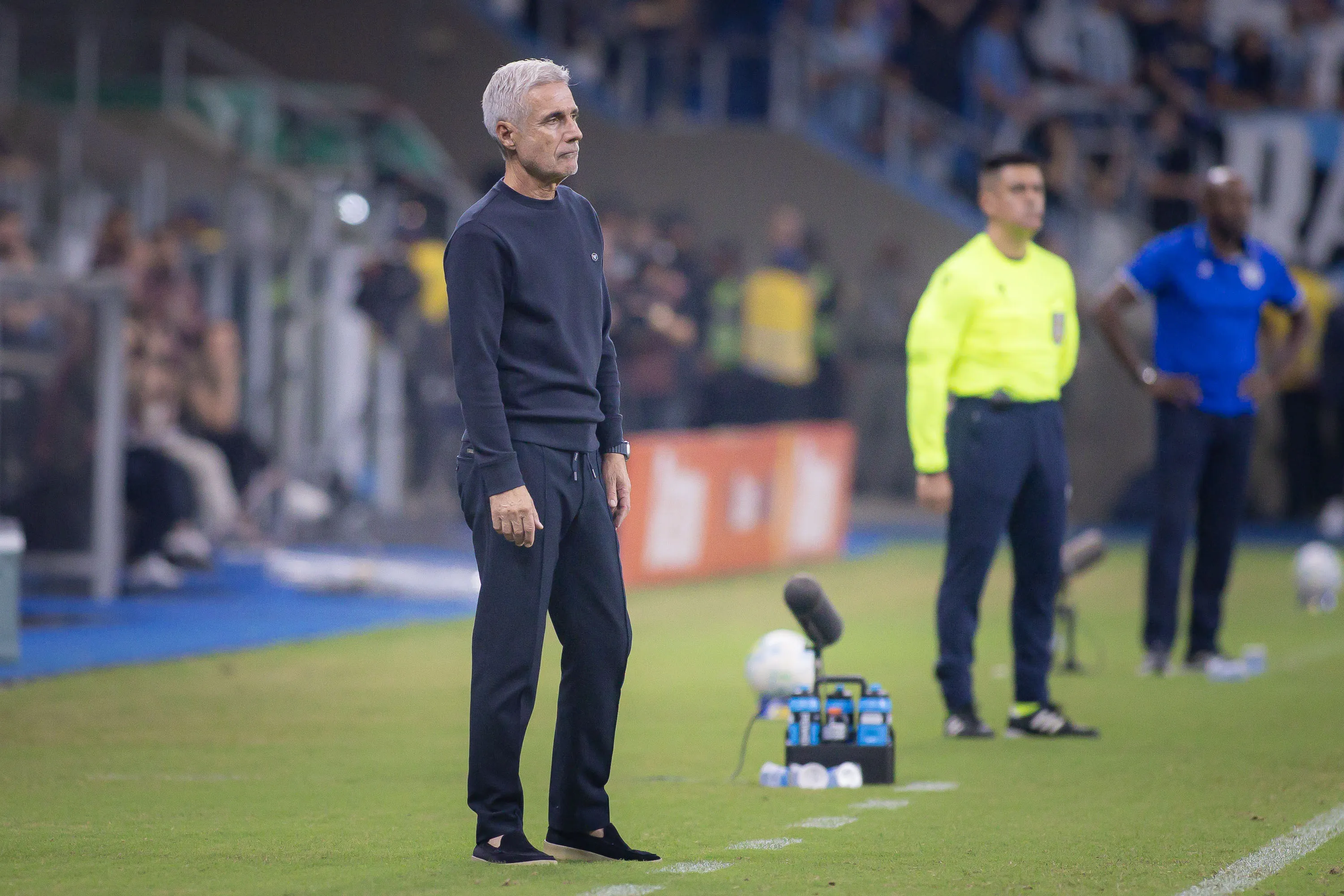 Luís Castro comandando o Grêmio – Foto: Maxi Franzoi/AGIF
