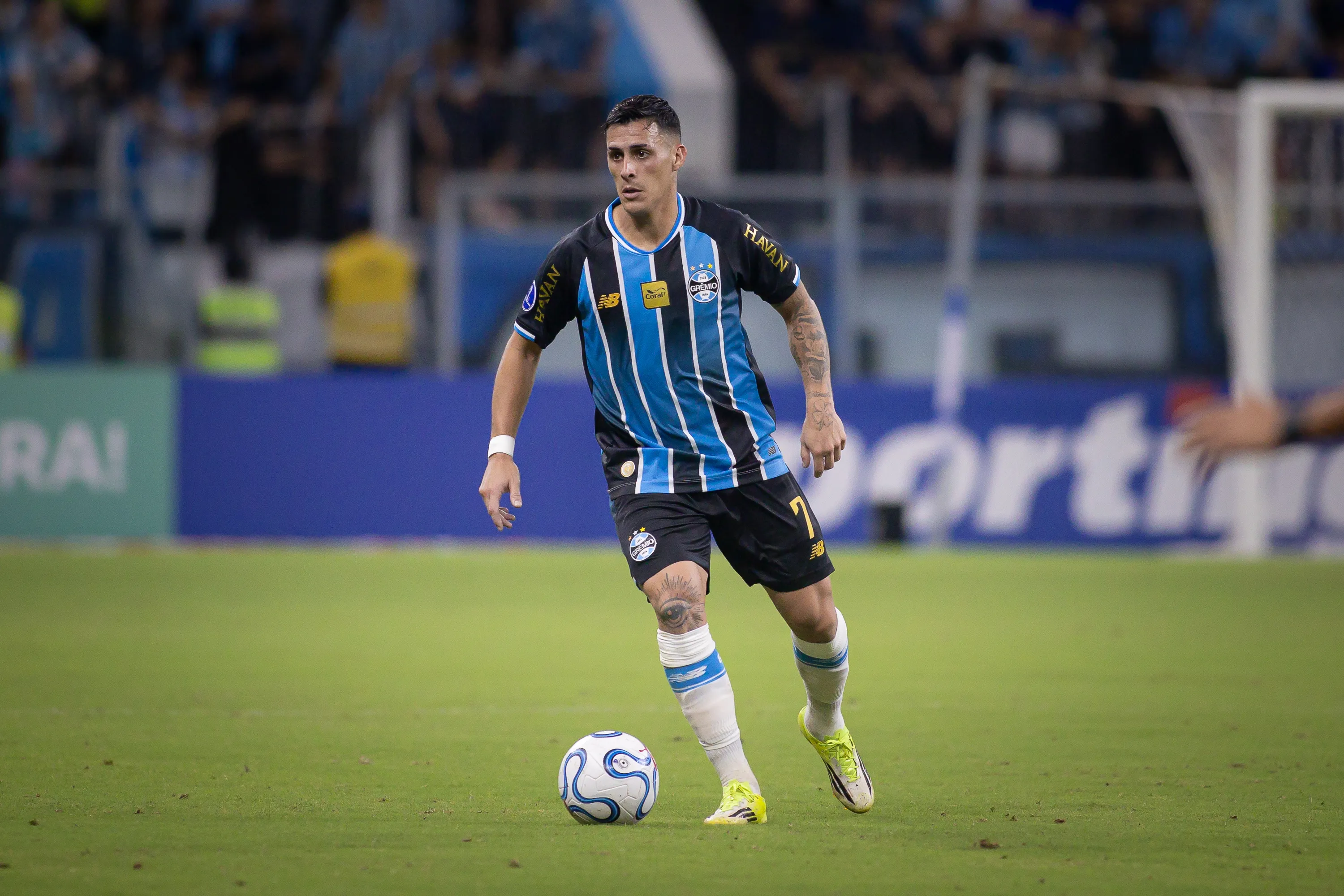 Pavón atuando no Grêmio – Foto: Maxi Franzoi/AGIF