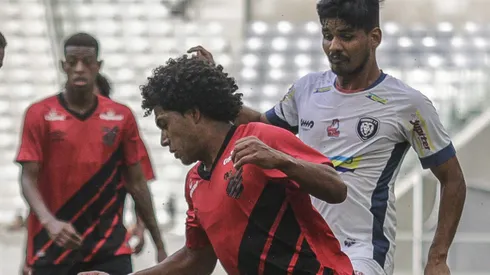 PR – Curitiba – 10/02/2019 – Paranaense 2019, Athletico PR x Cianorte – Demethryus jogador do Atletico-PR disputa lance com jogador do Cianorte durante partida no estadio Arena da Baixada pelo campeonato Estadual 2019 Foto: Gabriel Machado/AGIF
