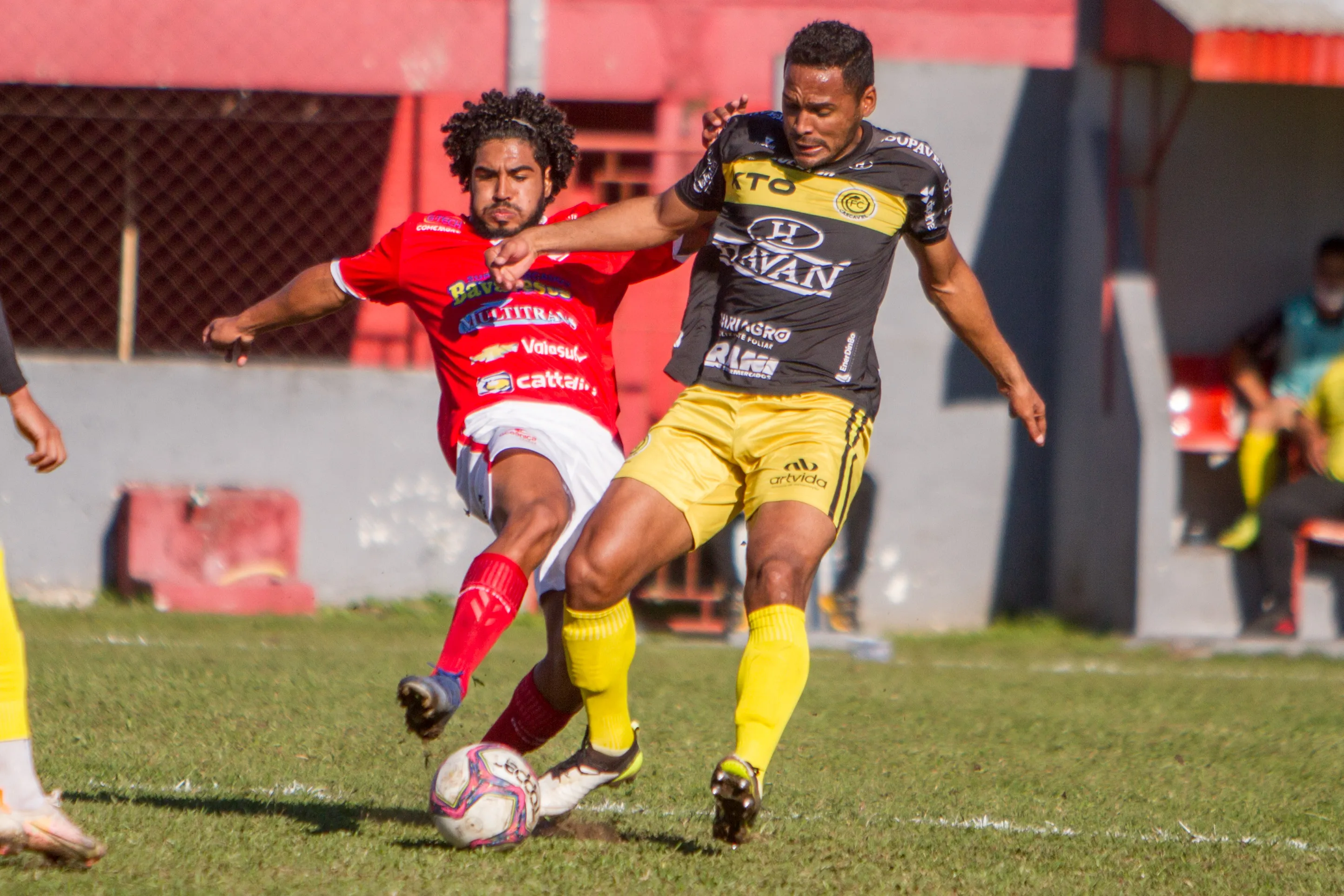 PR – Paranagua – 18/07/2021 – BRASILEIRO D 2021, RIO BRANCO X FC CASCAVEL – Demethyus jogador do Rio Branco disputa lance com Afonso jogador do FC Cascavel durante partida no estadio Nelson Medrado Dias pelo campeonato Brasileiro D 2021. Foto: Robson Mafra/AGIF