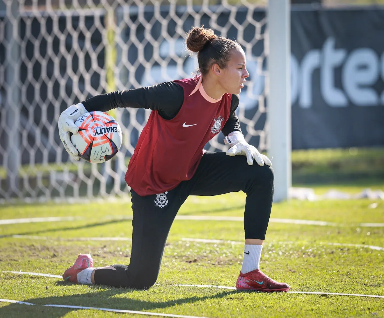 Goleira do Corinthians durante o treino do clube – Foto: Rodrigo Gazzanel/Corinthians