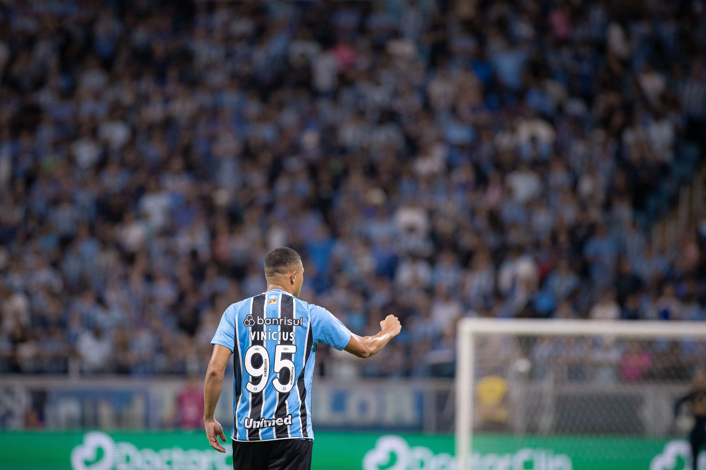 Carlos Vinicius jogador do Gremio comemora seu gol durante partida contra o Novo Hamburgo no estadio Arena do Gremio pelo campeonato Gaucho 2026. Foto: Maxi Franzoi/AGIF