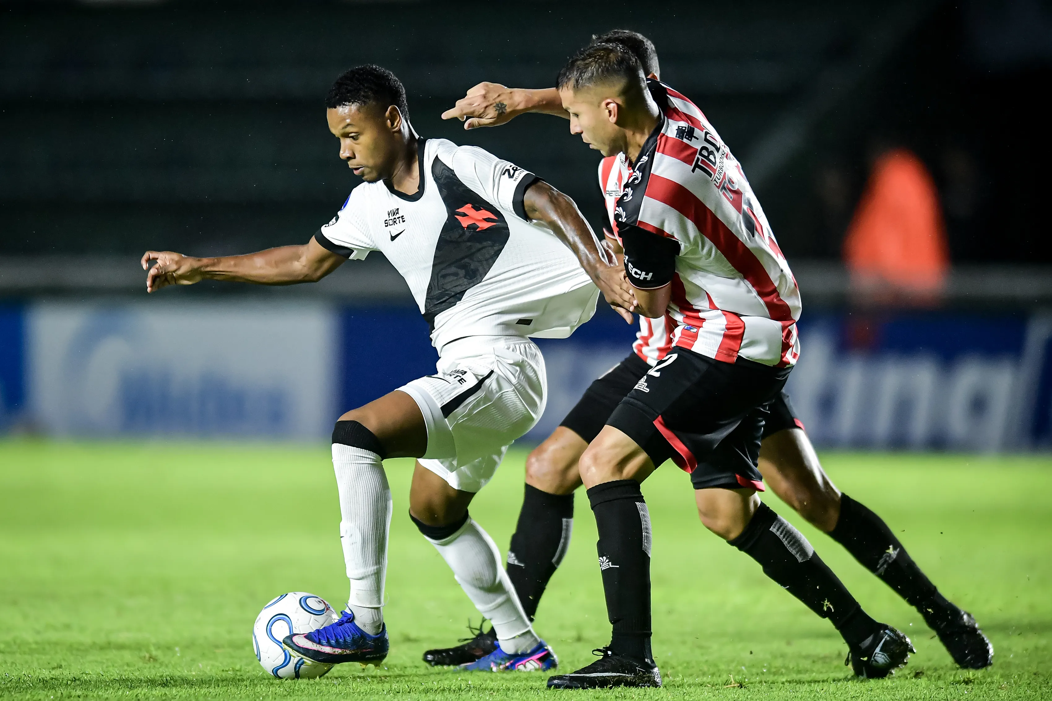 Matheus Franca do Vasco Da Gama disputa bola com Fernando Tobio do Barracas Central durante a Copa CONMEBOL Sudamericana 2026. Foto: Marcelo Endelli/Getty Images