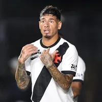 Auxiliar reclama de sintético em gol contra do Vasco