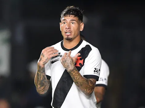 Auxiliar reclama de sintético em gol contra do Vasco