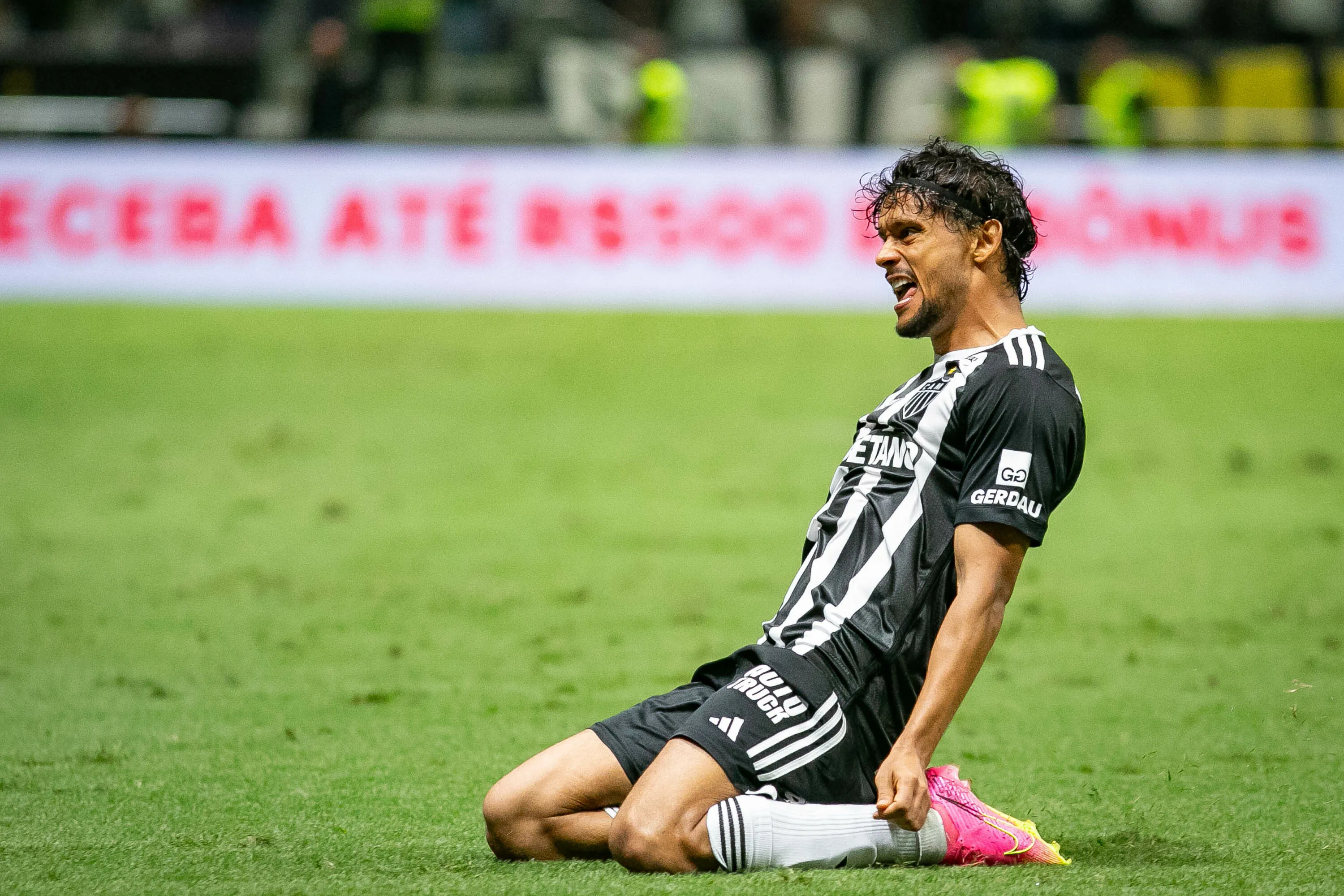 MG – BELO HORIZONTE – 17/04/2024 – BRASILEIRO A 2024, ATLETICO-MG X CRICIUMA – Gustavo Scarpa jogador do Atletico-MG comemora seu gol durante partida contra o Criciuma no estadio Arena MRV pelo campeonato Brasileiro A 2024. Foto: Fernando Moreno/AGIF