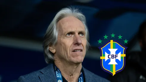 Jorge Jesus, treinador do Al-Hilal, observa durante a partida da Saudi Pro League entre Al-Hilal e Al-Ahli SFC na Kingdom Arena, em 28 de fevereiro de 2025, em Riade, Arábia Saudita. (Foto de Yasser Bakhsh/Getty Images)