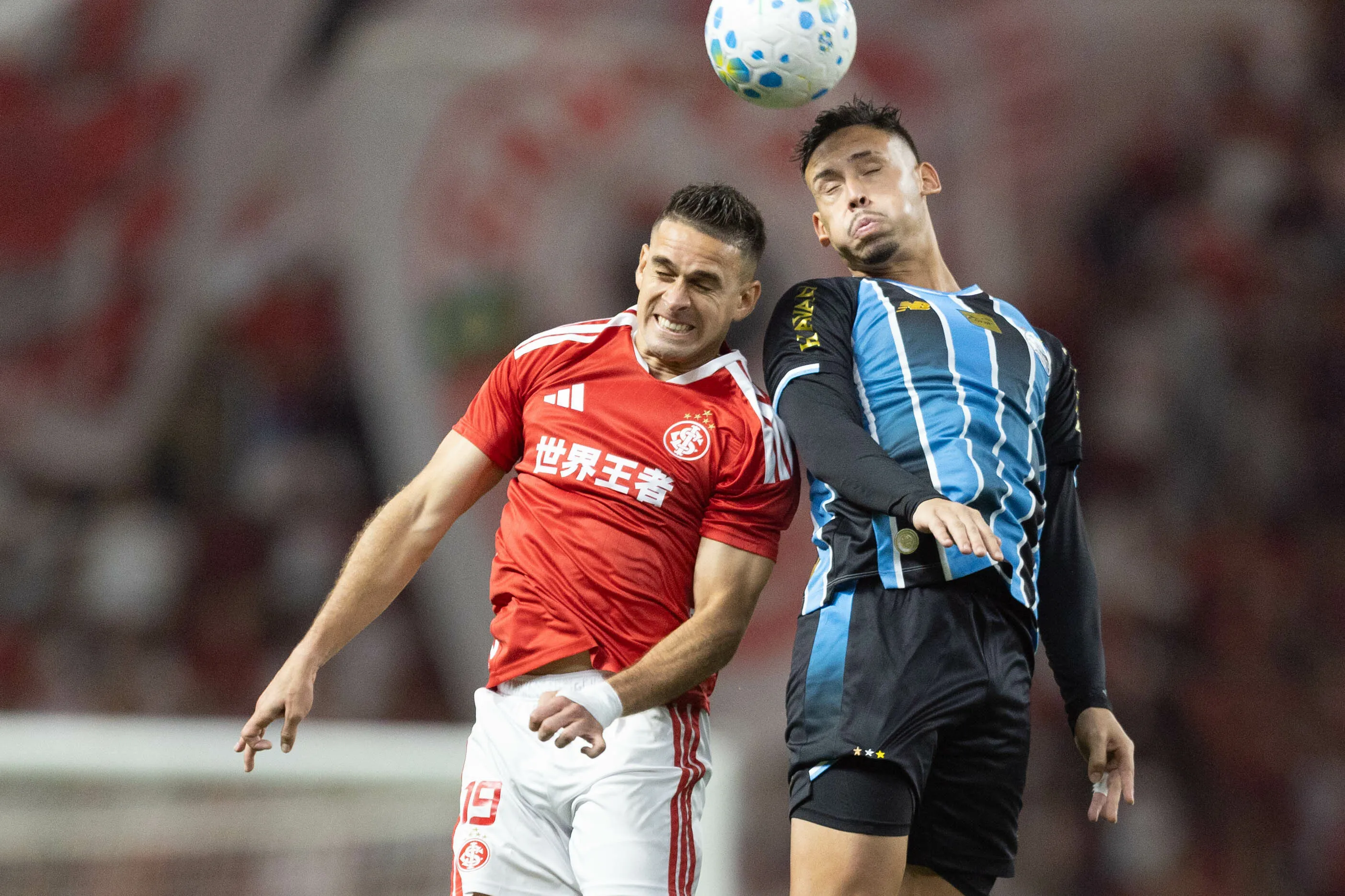 RS – PORTO ALEGRE – 11/04/2026 – BRASILEIRO A 2026, INTERNACIONAL X GREMIO – Nioriega jogador do Internacional disputa lance com Borre jogador do Gremio durante partida no estadio Beira-Rio pelo campeonato Brasileiro A 2026. Foto: Liamara Polli/AGIF