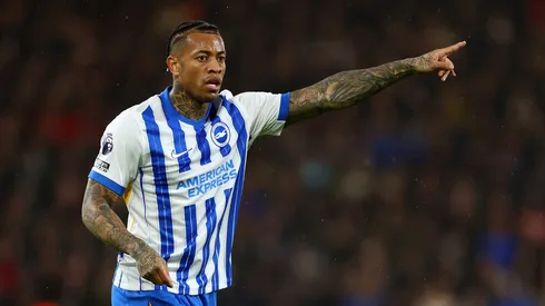 Igor Julio, do Brighton, gesticula durante a partida da Premier League entre AFC Bournemouth e Brighton & Hove Albion FC no Vitality Stadium, em 23 de novembro de 2024, em Bournemouth, Inglaterra. (Foto de Dan Istitene/Getty Images)