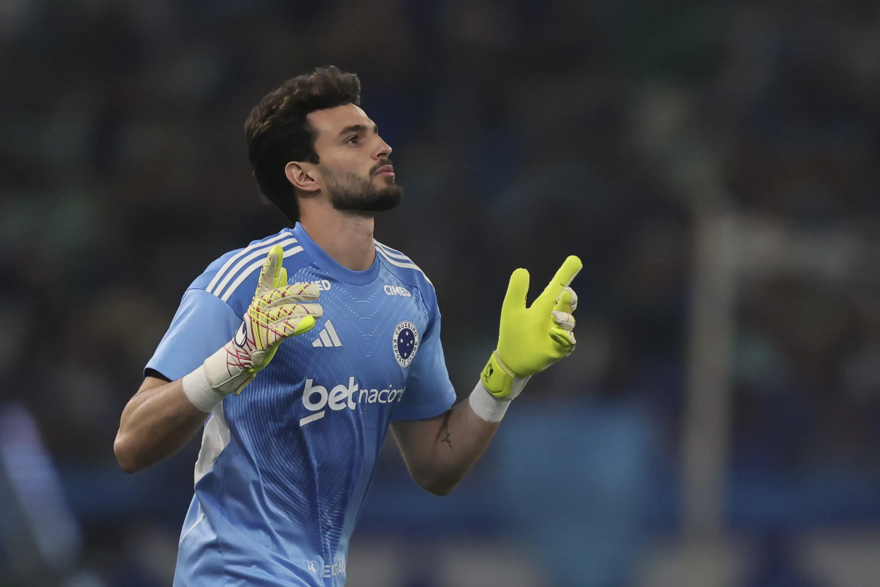 MG – BELO HORIZONTE – 02/05/2026 – BRASILEIRO A 2026, CRUZEIRO X ATLETICO-MG – Otavio goleiro do Cruzeiro durante aquecimento antes da partida contra o Atletico-MG no estadio Mineirao pelo campeonato Brasileiro A 2026. Foto: Gilson Lobo/AGIF