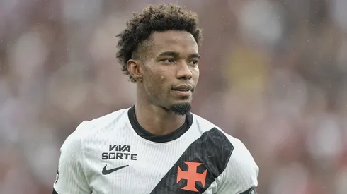 Thiago Mendes jogador do Vasco durante partida contra o Flamengo no estádio Maracanã pelo campeonato Brasileiro A 2026. Foto: Thiago Ribeiro/AGIF