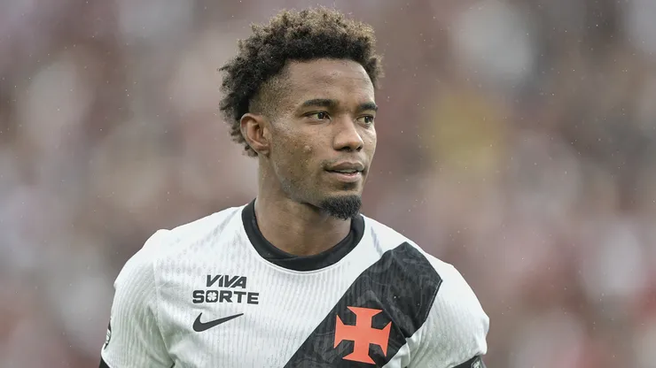 Thiago Mendes jogador do Vasco durante partida contra o Flamengo no estádio Maracanã pelo campeonato Brasileiro A 2026. Foto: Thiago Ribeiro/AGIF