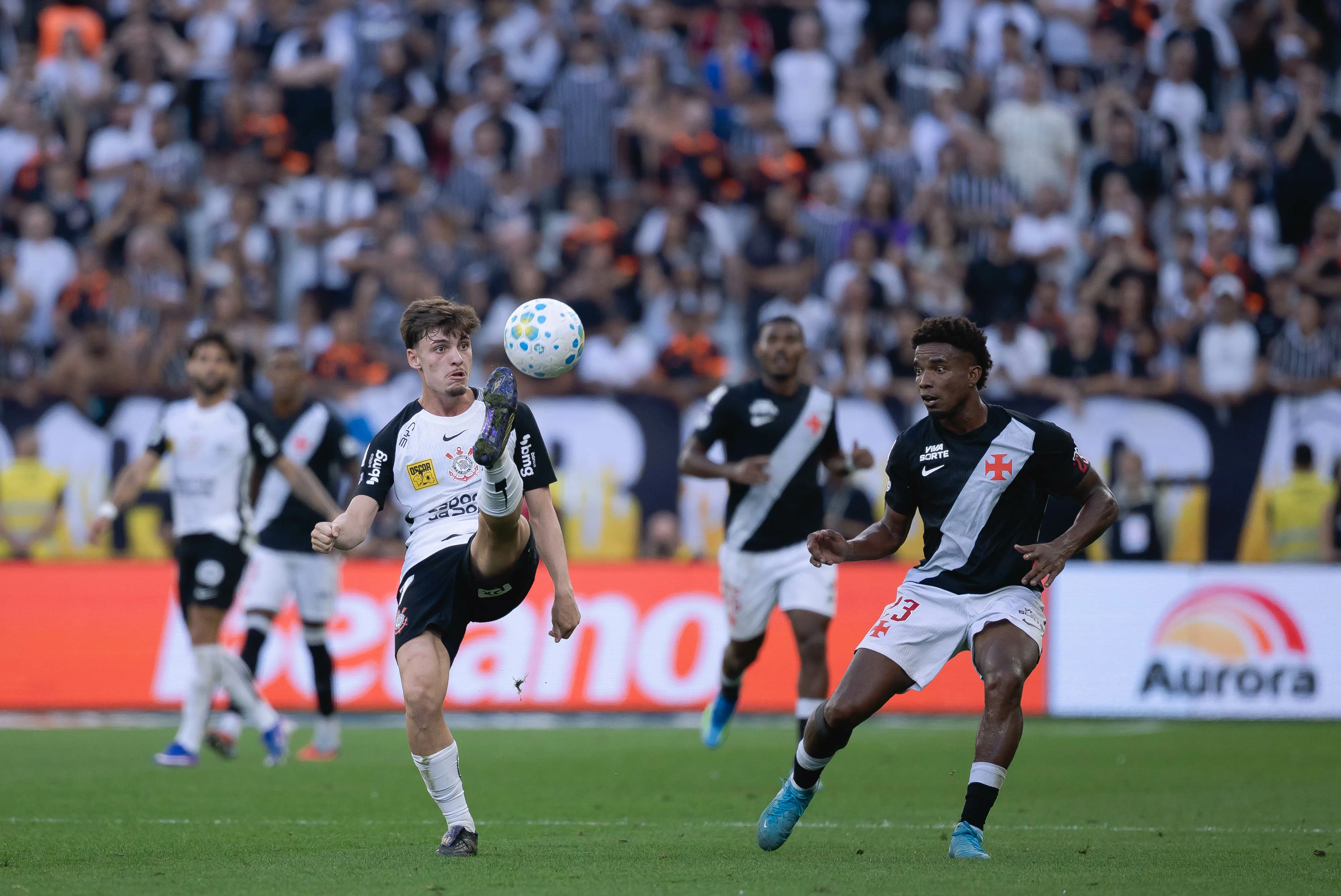 SP – SAO PAULO – 26/04/2026 – BRASILEIRO A 2026, CORINTHIANS X VASCO – Breno Bidon jogador do Corinthians disputa lance com Thiago Mendes jogador do Vasco durante partida no estadio Arena Corinthians pelo campeonato Brasileiro A 2026. Foto: Ettore Chiereguini/AGIF