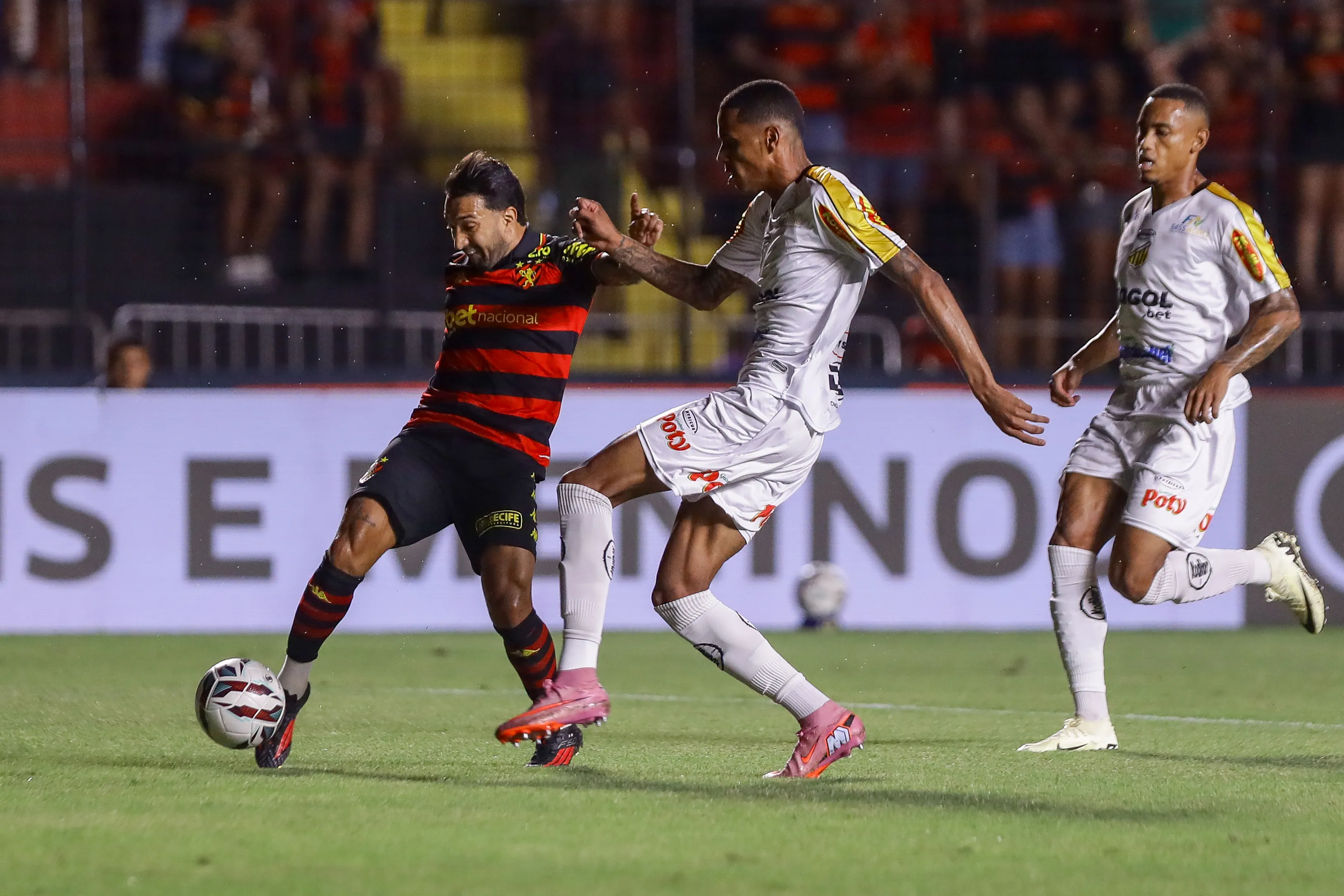 PE – RECIFE – 25/04/2026 – BRASILEIRO B 2026, SPORT X NOVORIZONTINO – Clayson jogador do Sport disputa lance com Dantas jogador do Novorizontino durante partida no estadio Ilha do Retiro pelo campeonato Brasileiro B 2026. Foto: Rafael Vieira/AGIF
