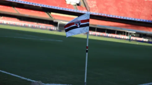 São Paulo utilizou bexigas no gramado do Morumbis para espantar pássaros.