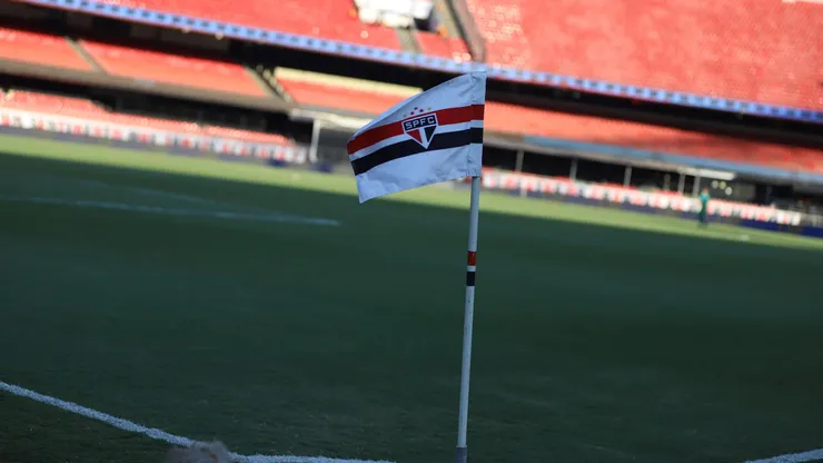 São Paulo utilizou bexigas no gramado do Morumbis para espantar pássaros.