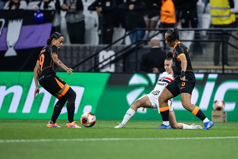 Jogadoras de Corinthians e São Paulo disputam pela bola – Foto: Jhony Inácio/Ag.Paulistão