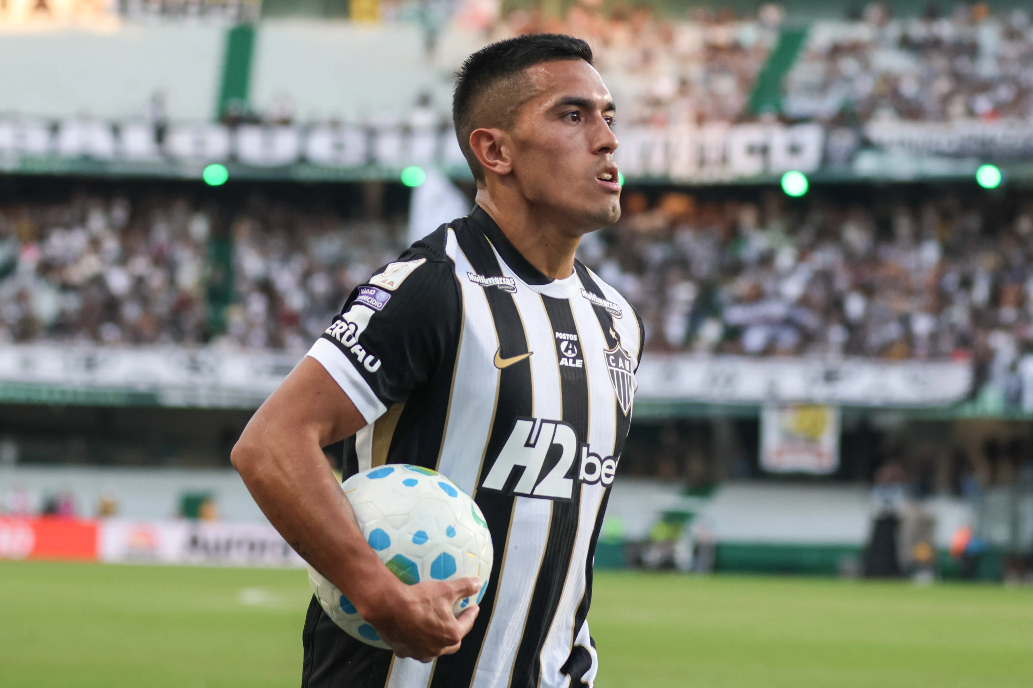 PR – CURITIBA – 19/04/2026 – BRASILEIRO A 2026, CORITIBA X ATLETICO-MG – Cuello jogador do Atletico-MG durante partida contra o Coritiba no estadio Couto Pereira pelo campeonato Brasileiro A 2026. Foto: Robson Mafra/AGIF