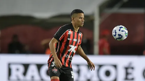 BA – SALVADOR – 05/11/2025 – BRASILEIRO A 2025, VITORIA X INTERNACIONAL – Erick jogador do Vitoria durante partida contra o Internacional no estadio Barradao pelo campeonato Brasileiro A 2025. Foto: Jhony Pinho/AGIF
