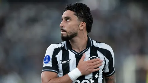RJ – RIO DE JANEIRO – 06/05/2026 – COPA SUL-AMERICANA 2026, BOTAFOGO X RACING – Alex Telles jogador do Botafogo durante partida contra o Racing no estadio Engenhao pelo campeonato Copa Sul-Americana 2026. Foto: Jorge Rodrigues/AGIF