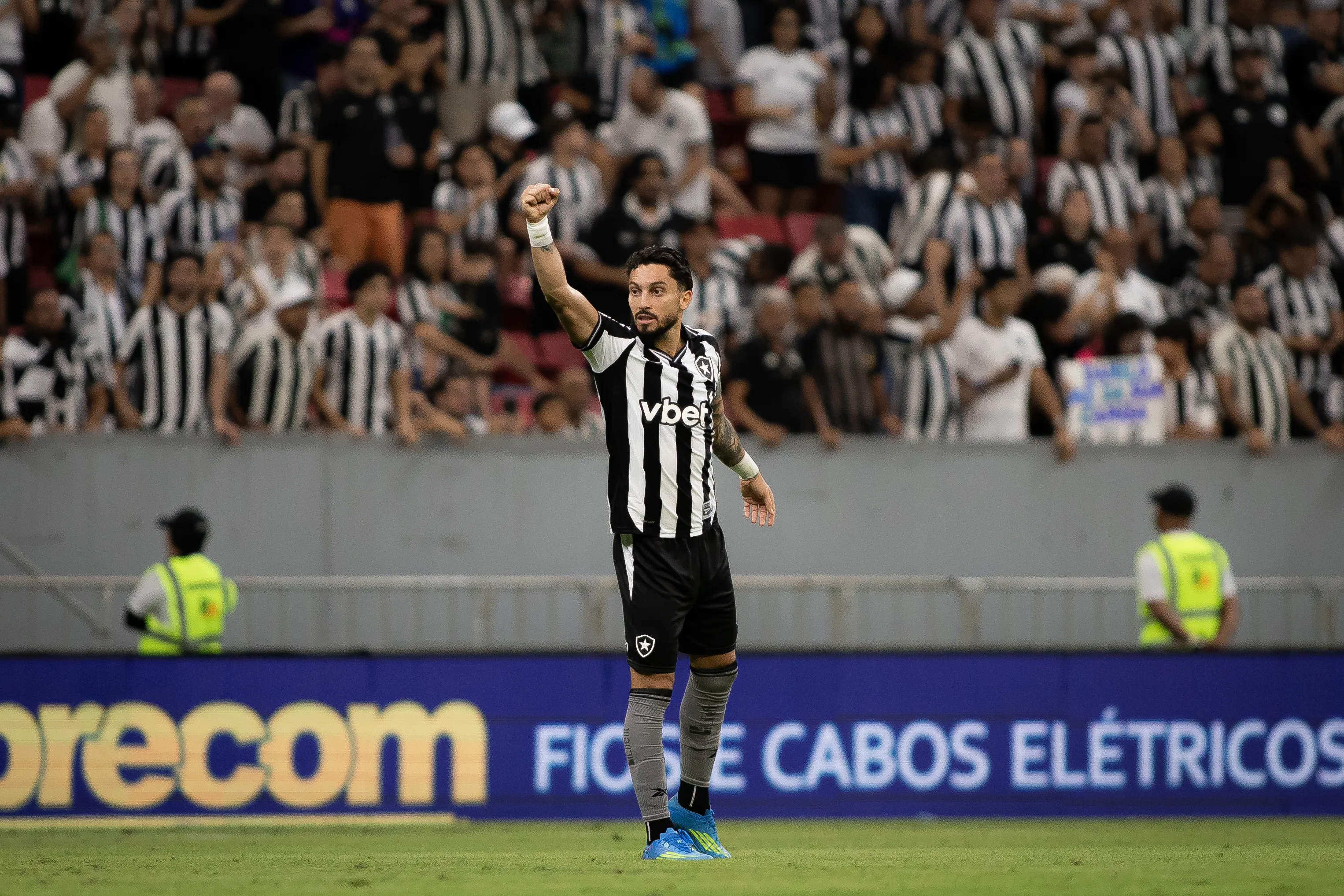DF – BRASILIA – 25/04/2026 – BRASILEIRO A 2026, BOTAFOGO X INTERNACIONAL – Alex Telles  jogador do Botafogo comemora seu gol durante partida contra o Internacional no estadio Mane Garrincha pelo campeonato Brasileiro A 2026. Foto: Isabela Azine/AGIF