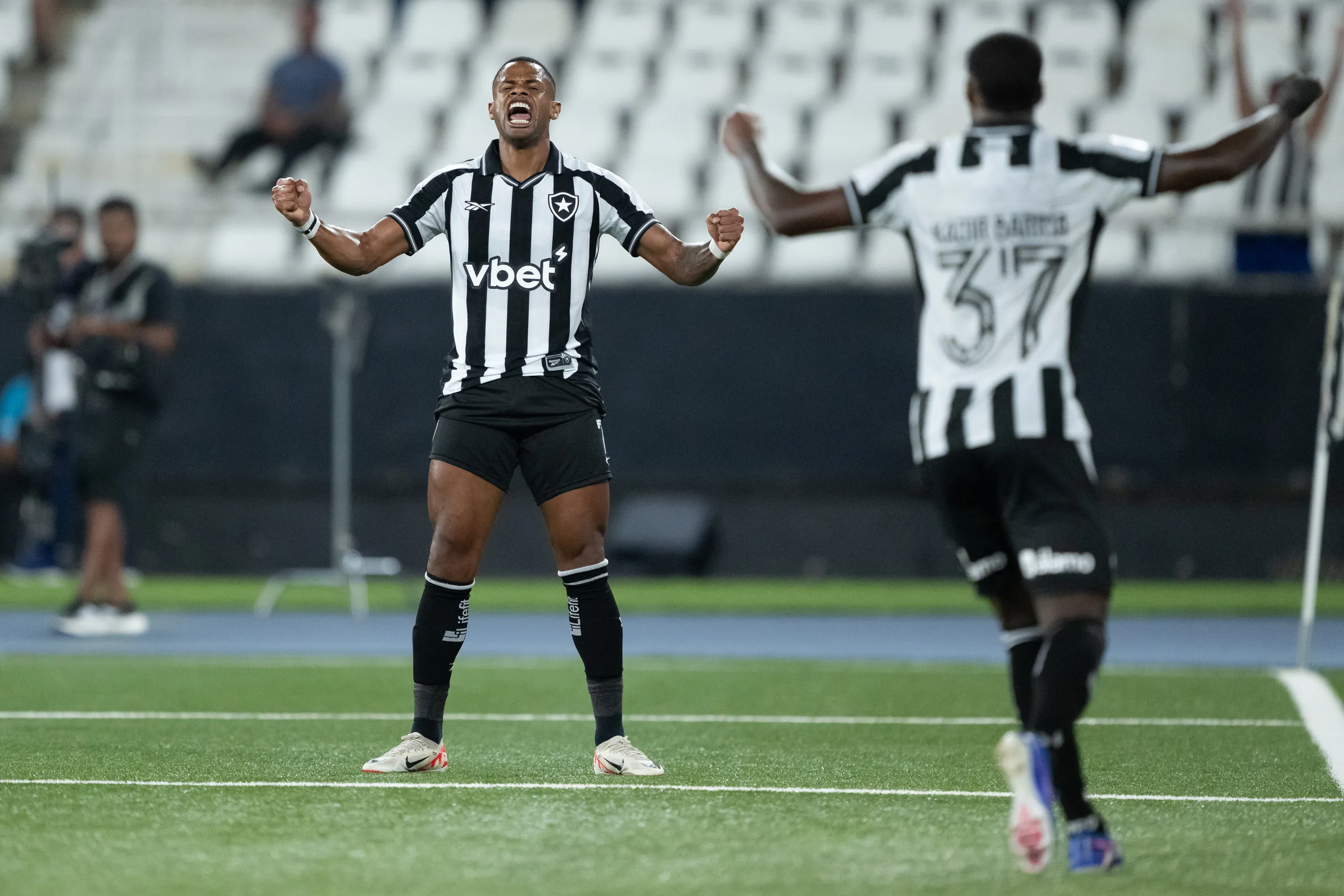 Junior Santos jogador do Botafogo comemora seu gol durante partida contra o Racing no estadio Engenhao pelo campeonato Copa Sul-Americana 2026. Foto: Jorge Rodrigues/AGIF