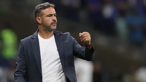 MG – BELO HORIZONTE – 01/04/2026 – BRASILEIRO A 2026, CRUZEIRO X VITORIA – Artur Jorge tecnico do Cruzeiro durante partida contra o Vitoria no estadio Mineirao pelo campeonato Brasileiro A 2026. Foto: Gilson Lobo/AGIF