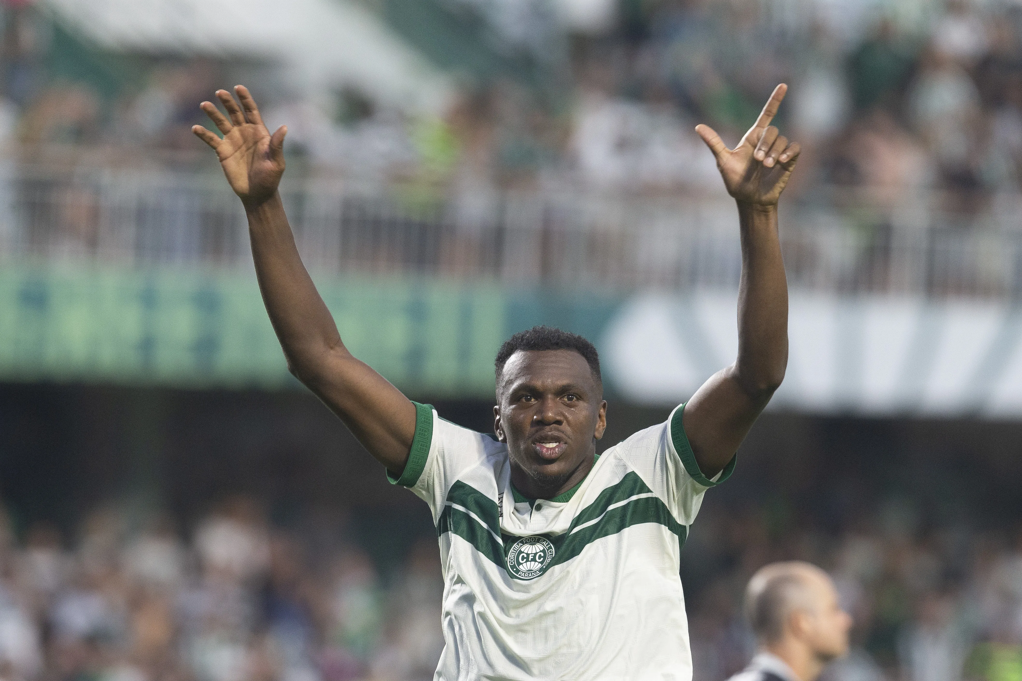 PR – CURITIBA – 19/04/2026 – BRASILEIRO A 2026, CORITIBA X ATLETICO-MG – Jacy jogador do Coritiba comemora a vitoria no final da partida contra o Atletico-MG no estadio Couto Pereira pelo campeonato Brasileiro A 2026. Foto: Hedeson Alves/AGIF