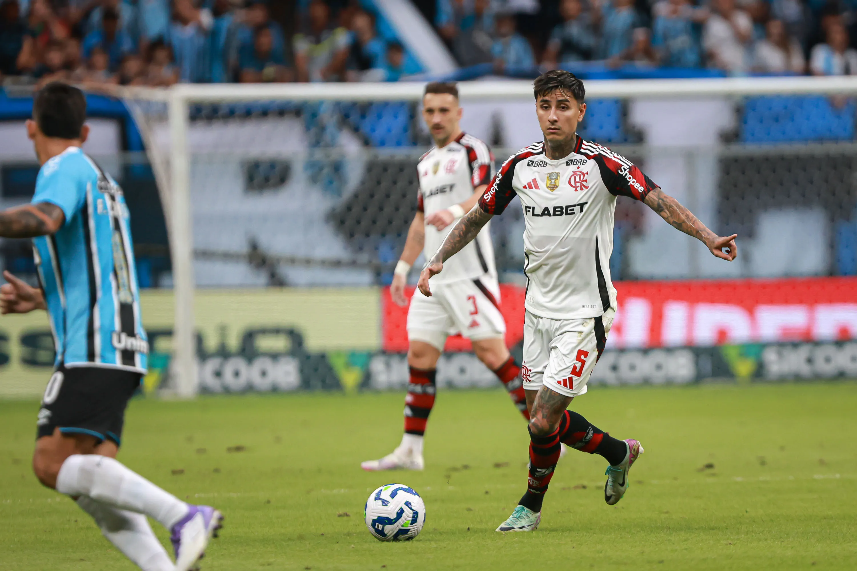 Erick Pulgar jogador do Flamengo durante partida contra o Gremio no estadio Arena do Gremio pelo campeonato Brasileiro A 2025. Foto: Maxi Franzoi/AGIF