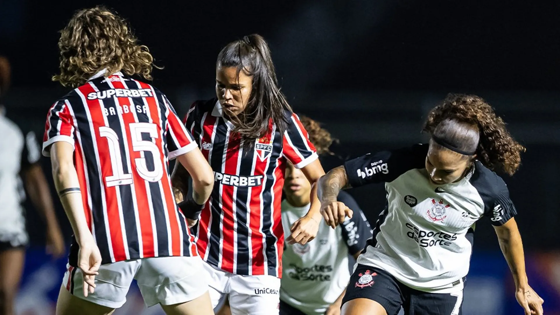 Jogadoras de Corinthians e São Paulo disputam pela bola – Foto: Jhony Inacio/Ag. Paulistão