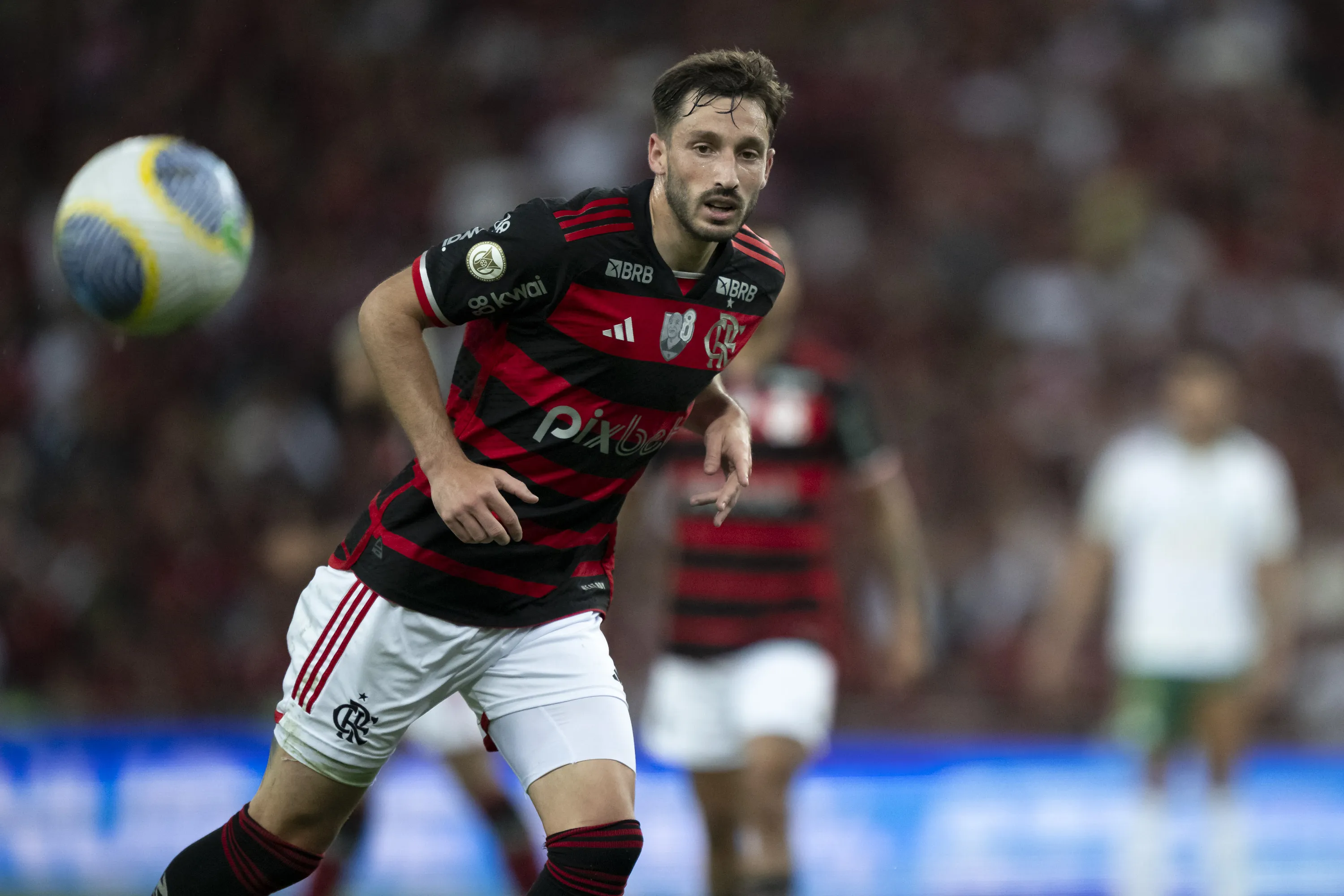 Vina jogador do Flamengo durante partida contra o Palmeiras no estadio Maracana pelo campeonato Brasileiro A 2024. Foto: Jorge Rodrigues/AGIF