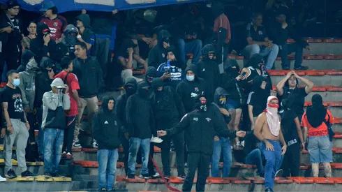 Torcedores do Independiente Medellín caminham pelas arquibancadas em meio ao cancelamento da partida devido a incidentes no jogo do Grupo A da Copa CONMEBOL Libertadores entre Independiente Medellín e Flamengo, no Estádio Unidad Deportiva Atanasio Girardot, em 7 de maio de 2026, em Medellín, Colômbia. (Foto de Daniel Gallo/Vizzor Image/Getty Images)
