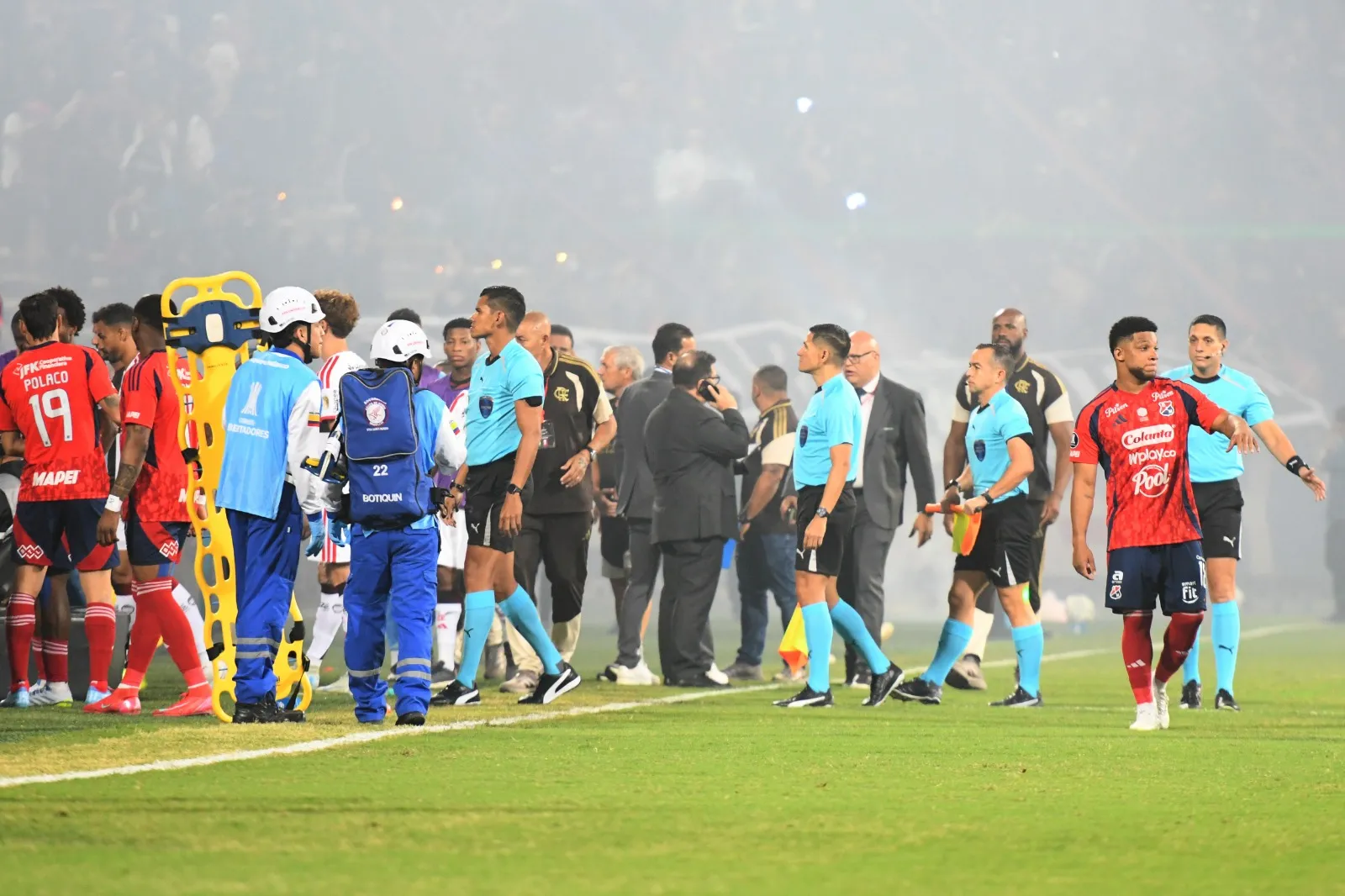 Jogadores do Independiente Medellín e do Flamengo deixam o campo após o cancelamento da partida do Grupo A da Copa CONMEBOL Libertadores devido a incidentes nas arquibancadas do Estádio Unidad Deportiva Atanasio Girardot, em Medellín. (Foto de Daniel Gallo/Vizzor Image/Getty Images)