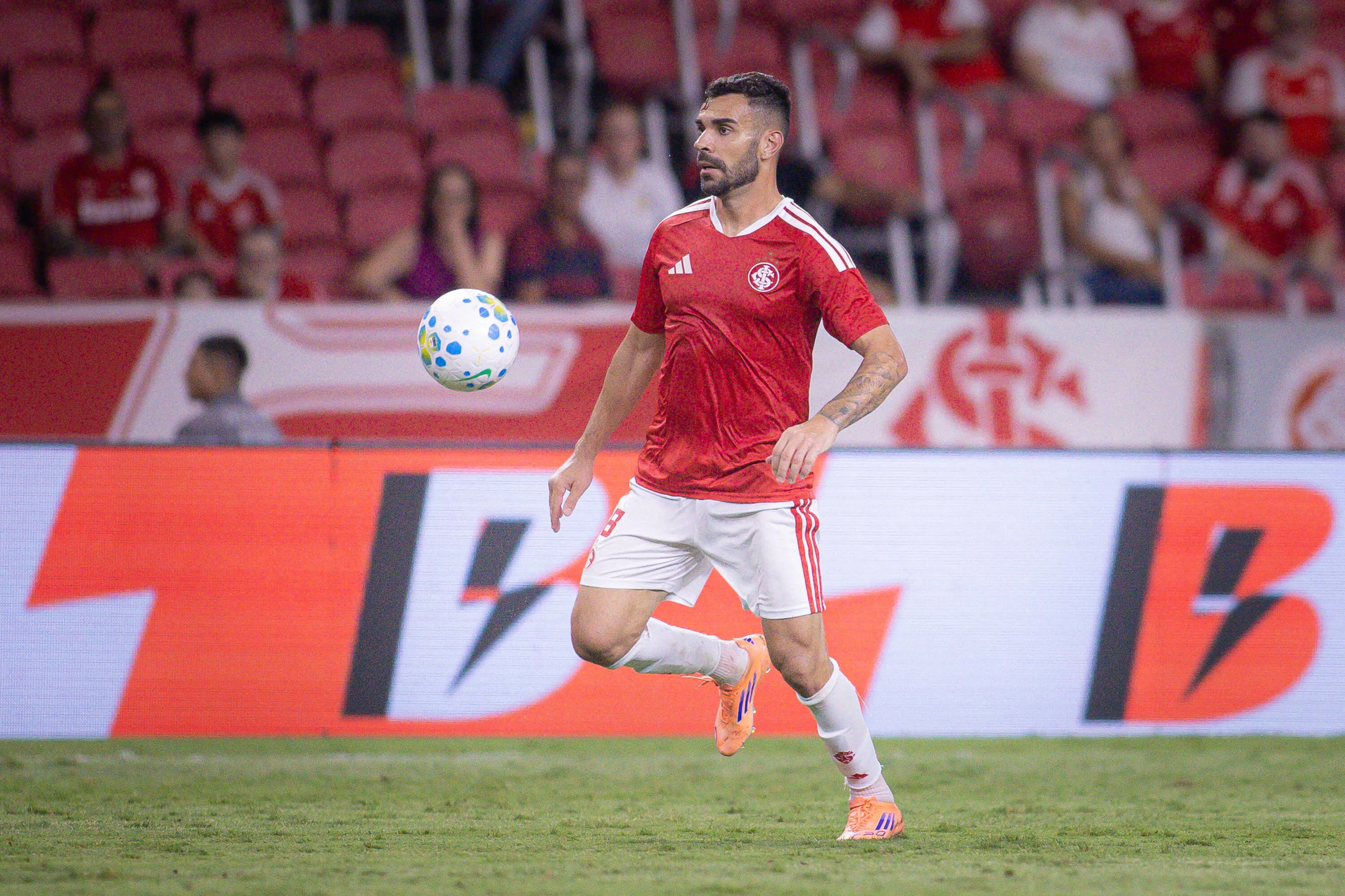 RS – PORTO ALEGRE – 28/01/2026 – BRASILEIRO A 2026, INTERNACIONAL X ATHLETICO-PR – Bruno Henrique jogador do Internacional durante partida contra o Athletico-PR no estadio Beira-Rio pelo campeonato Brasileiro A 2026. Foto: Maxi Franzoi/AGIF