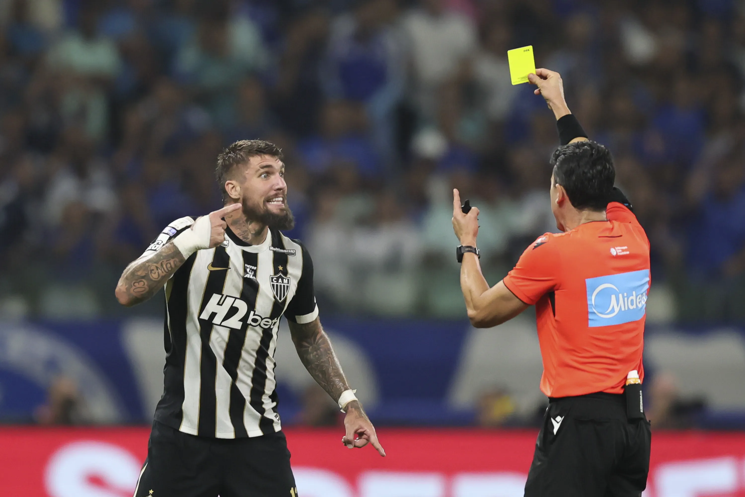 MG – BELO HORIZONTE – 02/05/2026 – BRASILEIRO A 2026, CRUZEIRO X ATLETICO-MG – Lyanco jogador do Atletico-MG recebe cartao amarelo do arbitro durante partida contra o Cruzeiro no estadio Mineirao pelo campeonato Brasileiro A 2026. Foto: Gilson Lobo/AGIF