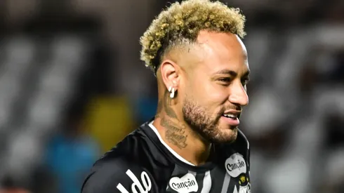 Neymar jogador do Santos durante aquecimento antes da partida contra o Coritiba no estádio Vila Belmiro pelo campeonato Copa Do Brasil 2026. Foto: Jota Erre/AGIF
