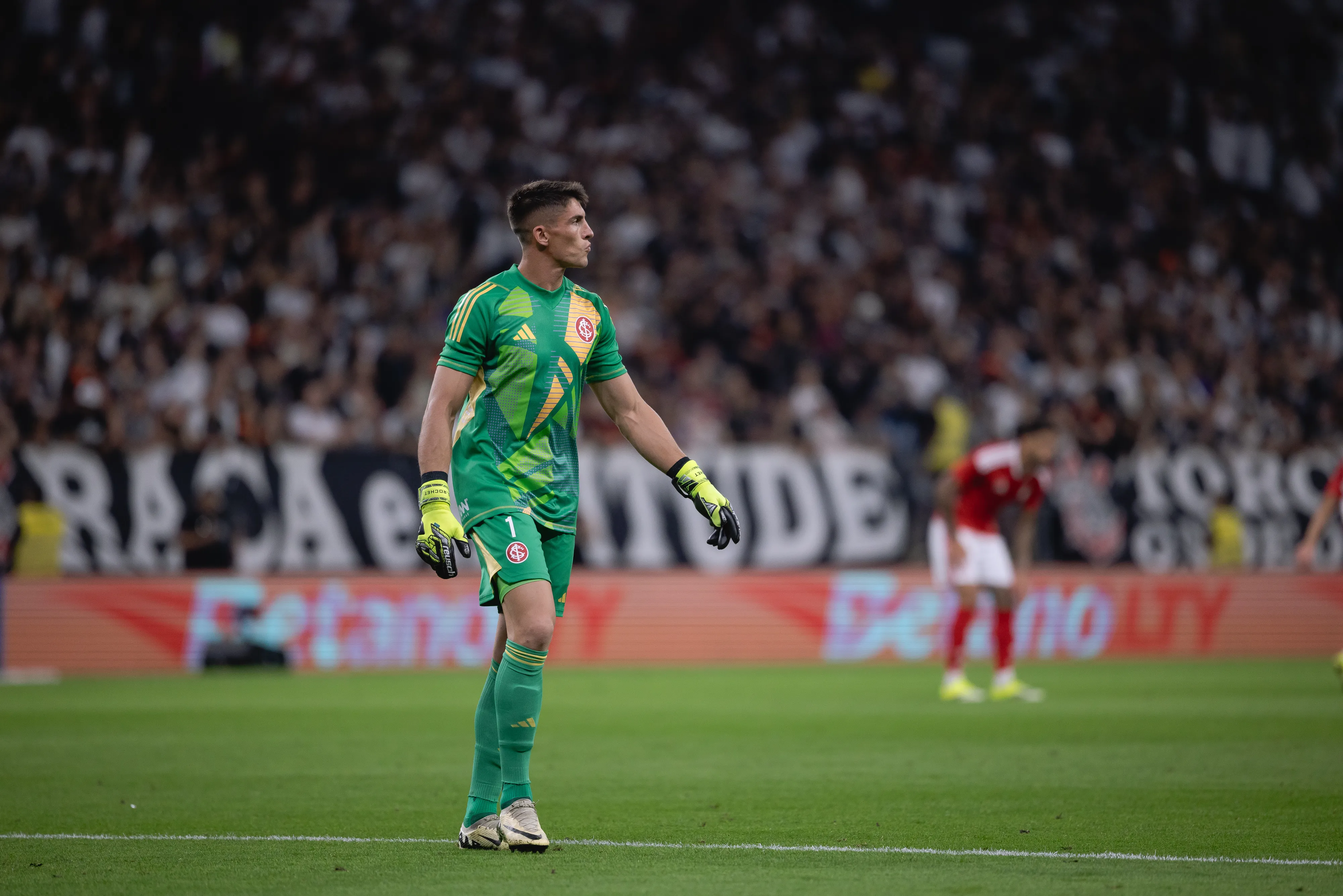 SP – SAO PAULO – 05/04/2026 – BRASILEIRO A 2026, CORINTHIANS X INTERNACIONAL – Rochet goleiro do Internacional durante partida contra o Corinthians no estadio Arena Corinthians pelo campeonato Brasileiro A 2026. Foto: Ettore Chiereguini/AGIF