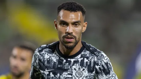 Matheuzinho durante confronto contra a Chapecoense no Brasileirão de 2026.