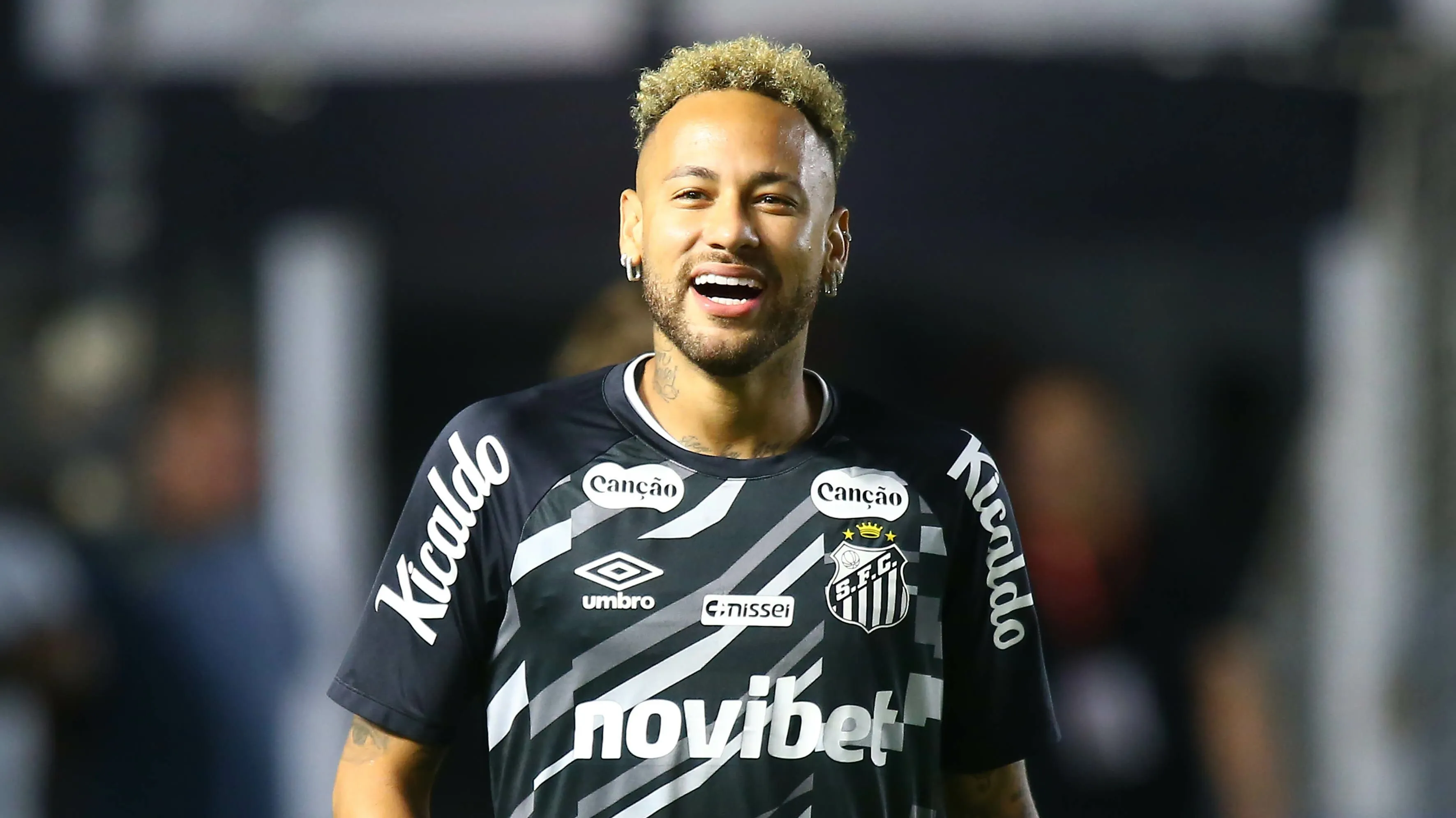 Neymar durante aquecimento antes da partida contra o Coritiba na Copa Do Brasil de 2026. Foto: Mauricio De Souza/AGIF