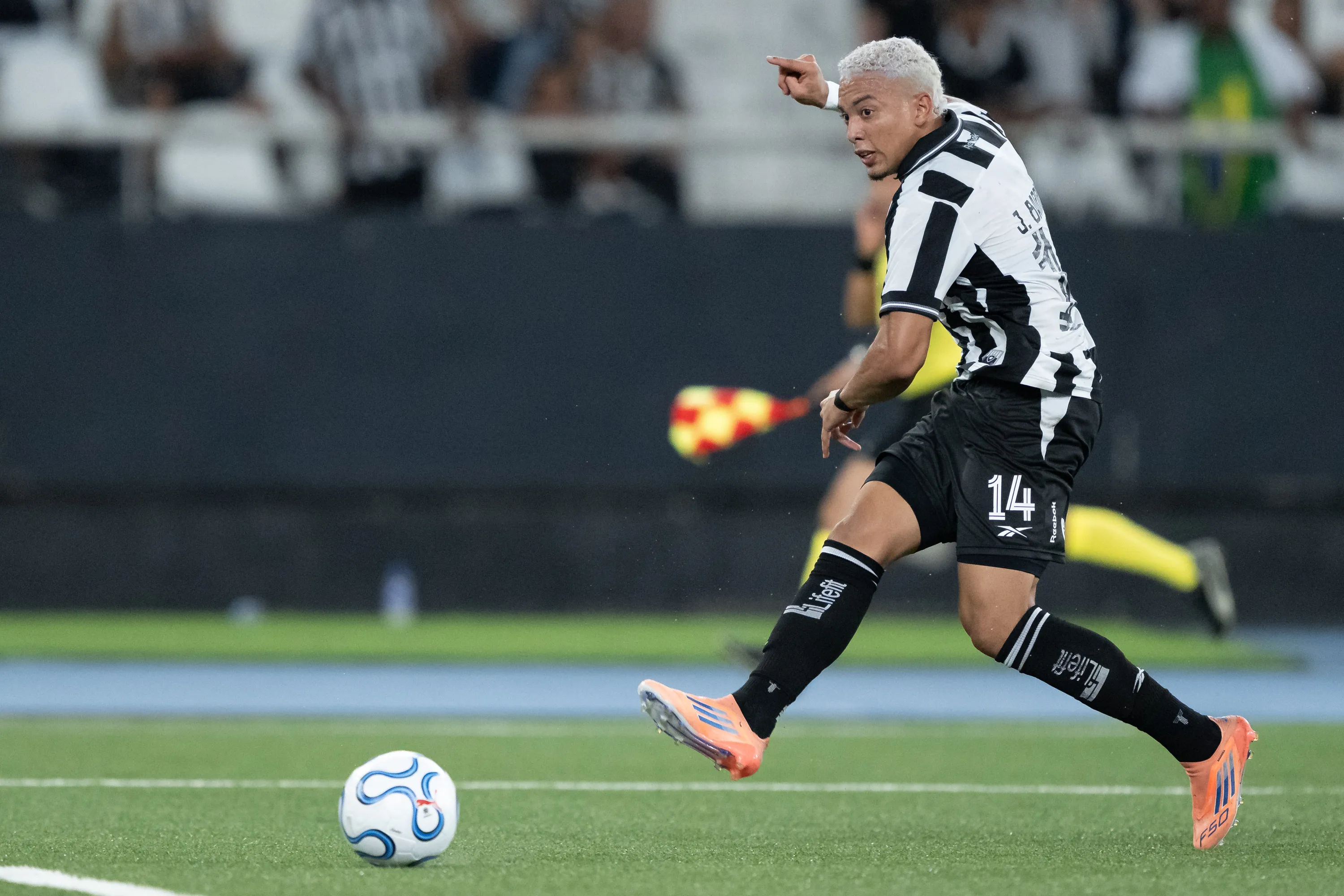 RJ – RIO DE JANEIRO – 09/04/2026 – COPA SUL-AMERICANA 2026, BOTAFOGO X CARACAS – Jordan Barrera jogador do Botafogo durante partida contra o Caracas no estadio Engenhao pelo campeonato Copa Sul-Americana 2026. Foto: Jorge Rodrigues/AGIF