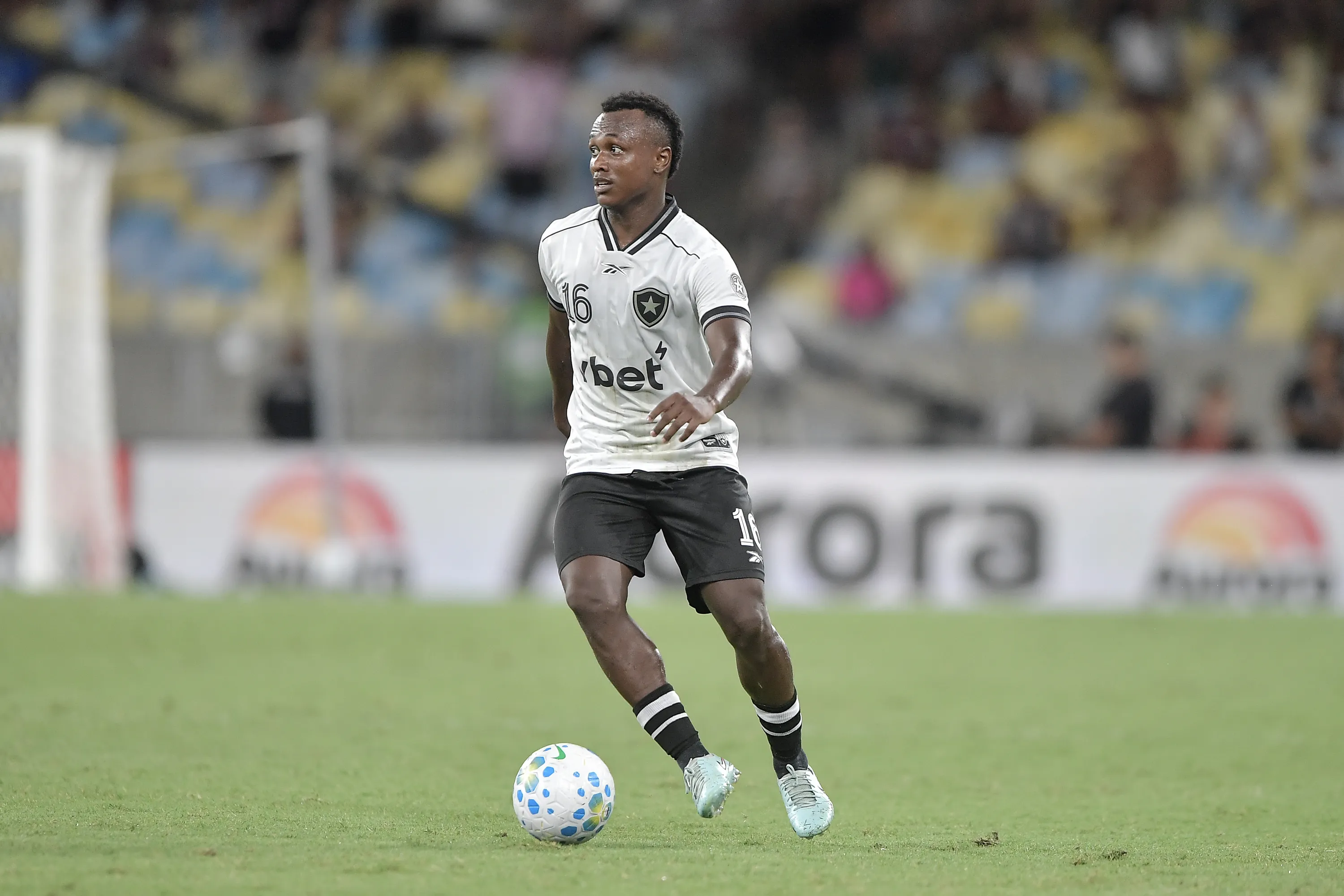 Nathan Fernandes atuando no Botafogo – Foto: Thiago Ribeiro/AGIF