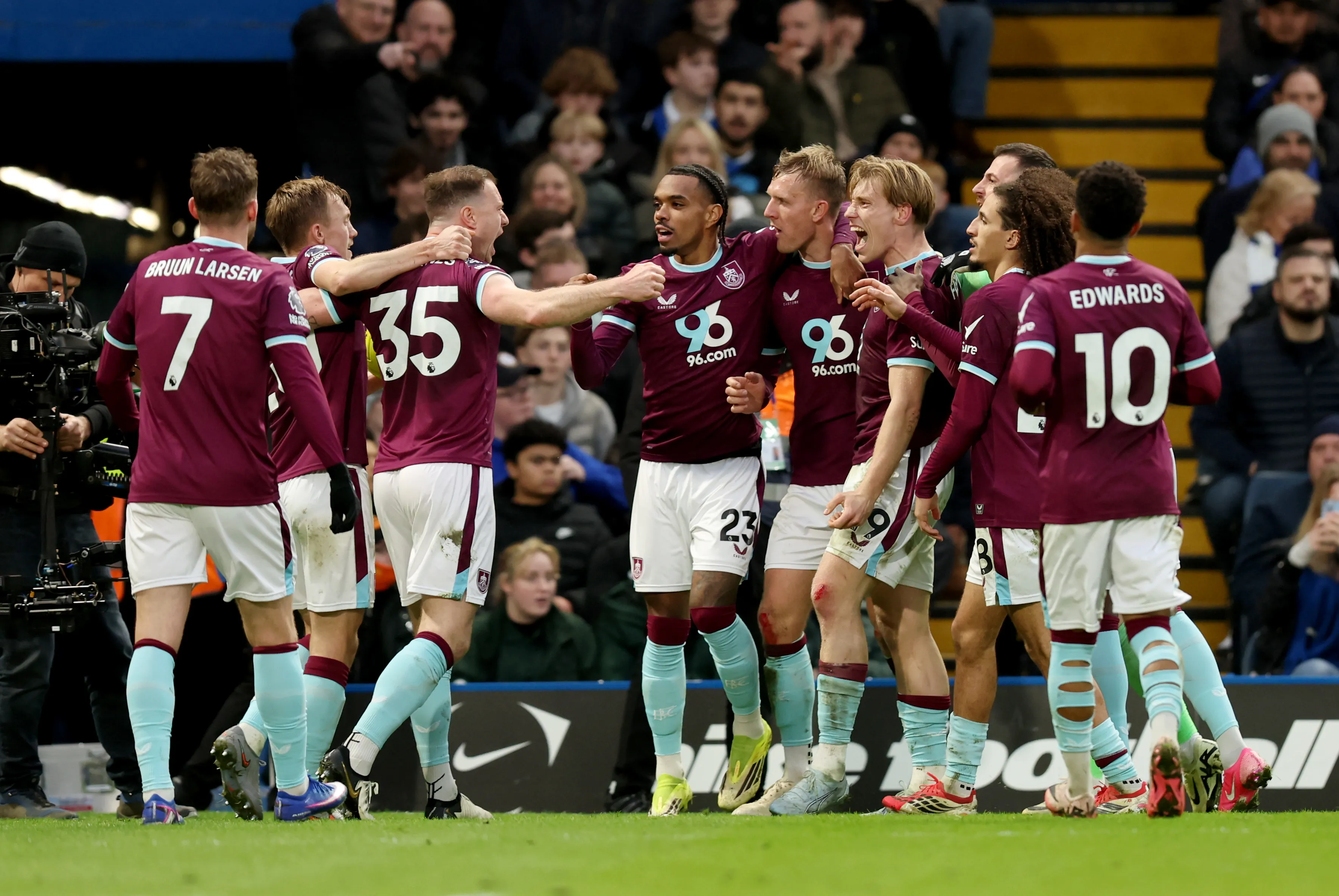 LONDON, ENGLAND – FEBRUARY 21: Zian Flemming of Burnley celebrates scoring his team’s first goal with teammates during the Premier League match between Chelsea and Burnley at Stamford Bridge on February 21, 2026 in London, England. (Photo by Jasper Wax/Getty Images)