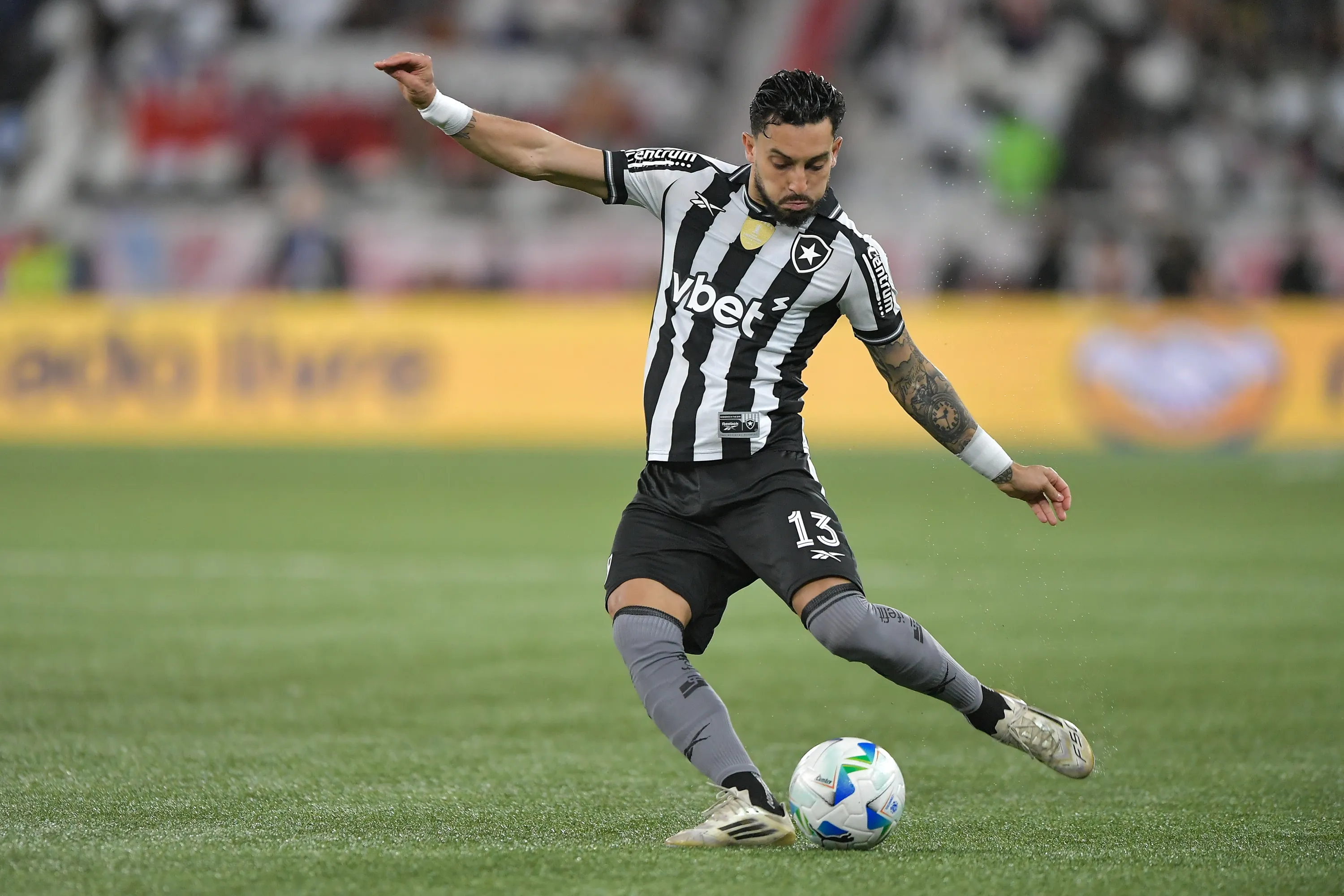 Alex Telles jogador do Botafogo durante partida contra o LDU no estadio Engenhao pelo campeonato Copa Libertadores 2025. Foto: Thiago Ribeiro/AGIF