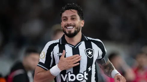 Alex Telles jogador do Botafogo comemora seu gol durante partida contra o Chapecoense no estadio Engenhao pelo campeonato Copa Do Brasil 2026. Foto: Jorge Rodrigues/AGIF